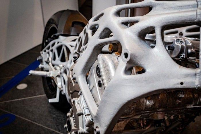 一种廉价碳复合材料零件的新方法,再次展出的产品是摩托车车架和摇臂